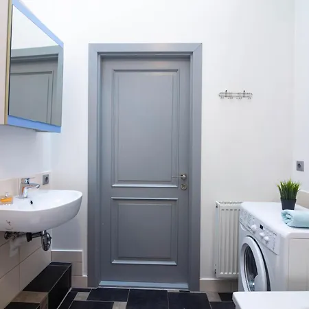 Charming 3-bedroom Center Flat Apartmán *